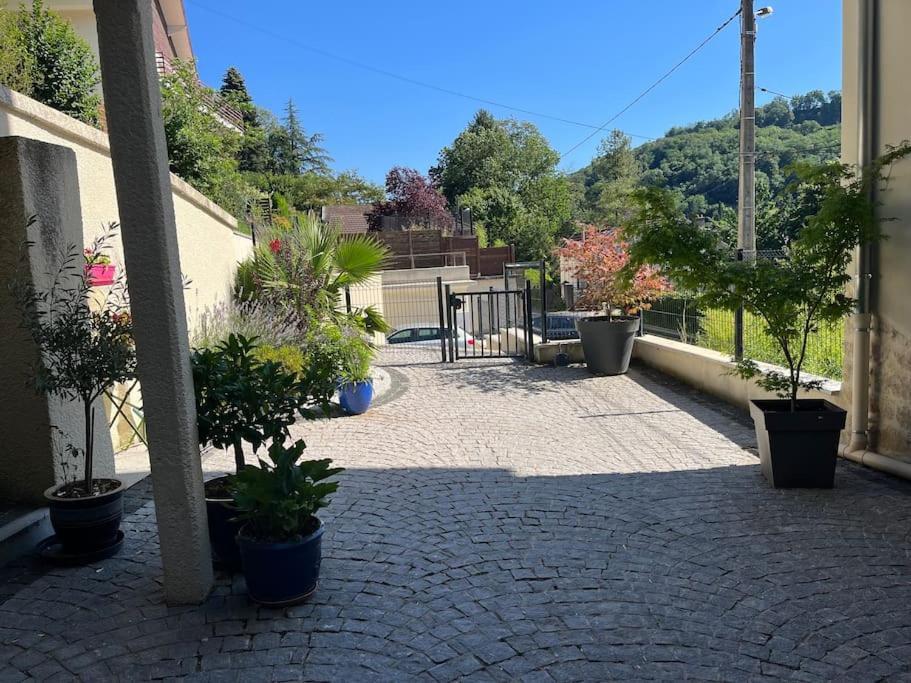 Charmant Appartement En Pierres Bourgoin-Jallieu Exterior foto